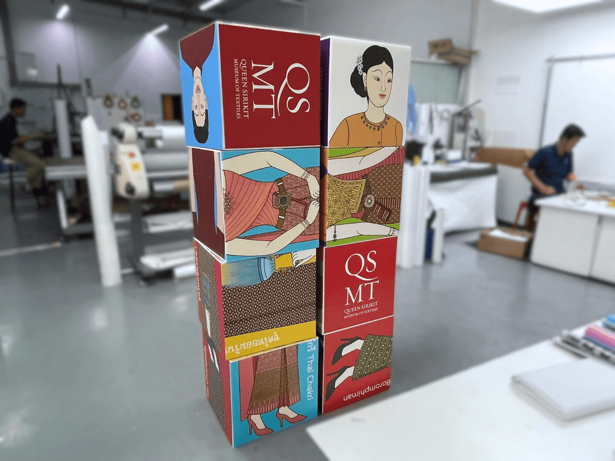 กล่องลูกเต๋า กล่องฟิวเจอร์บอร์ดทรงลูกเต๋า พิมพ์คมชัด เหมาะสำหรับงานอีเวนต์ และดิสเพลย์สินค้า