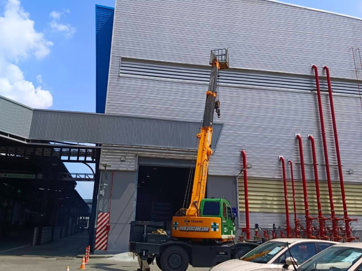 ติดตั้งป้าย รถเครน รถเฮี๊ยบ งานติดตั้งมืออาชีพ แข็งแรง ปลอดภัย เหมาะสำหรับป้ายอาคารและโครงการใหญ่