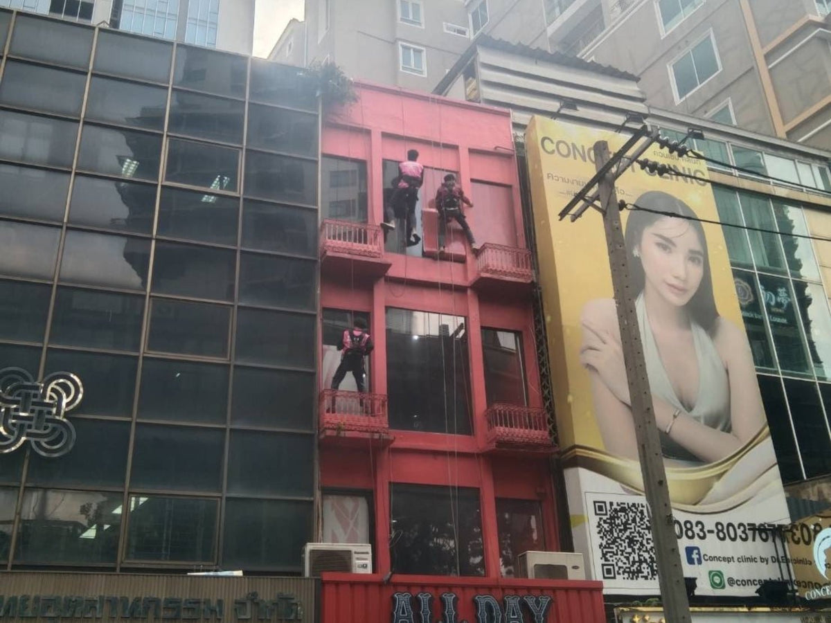 ติดตั้งป้ายโรยตัว ทีมช่างมืออาชีพ ปลอดภัย เหมาะสำหรับอาคารสูงและงานติดตั้งป้ายกลางแจ้ง