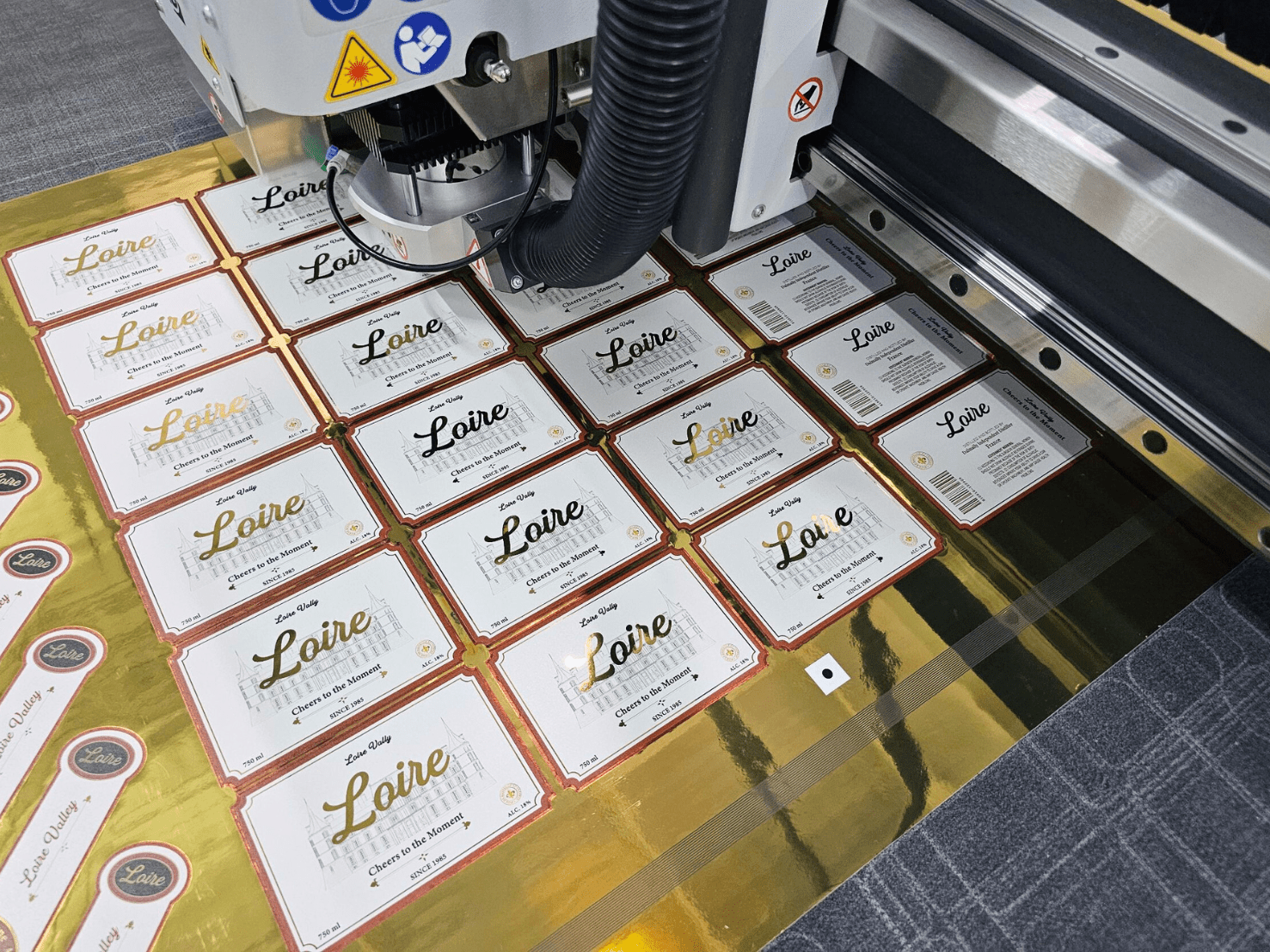 สติ๊กเกอร์ฉลากสินค้า สีทอง สีเงิน พิมพ์หรูหรา เพิ่มมูลค่าแบรนด์ เหมาะสำหรับบรรจุภัณฑ์ สินค้าพรีเมียม และงานโปรโมชัน