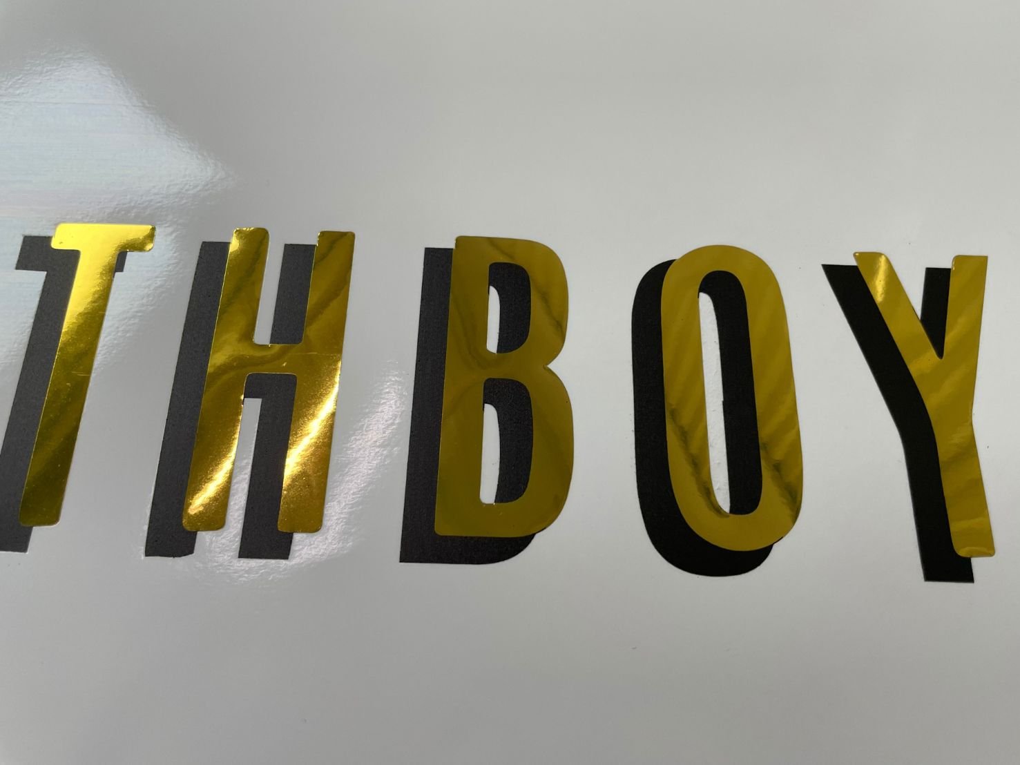 สติ๊กเกอร์ฉลากสินค้า สีทอง สีเงิน พิมพ์หรูหรา เพิ่มมูลค่าแบรนด์ เหมาะสำหรับบรรจุภัณฑ์ สินค้าพรีเมียม และงานโปรโมชัน