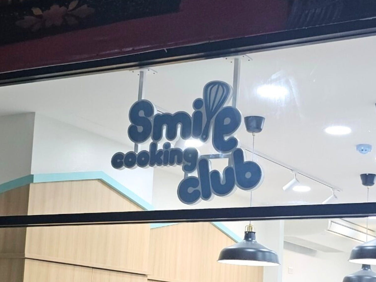 สติ๊กเกอร์ทึบแสง พิมพ์คมชัด กันแสง เหมาะสำหรับปิดบังพื้นที่ และงานโฆษณากลางแจ้ง