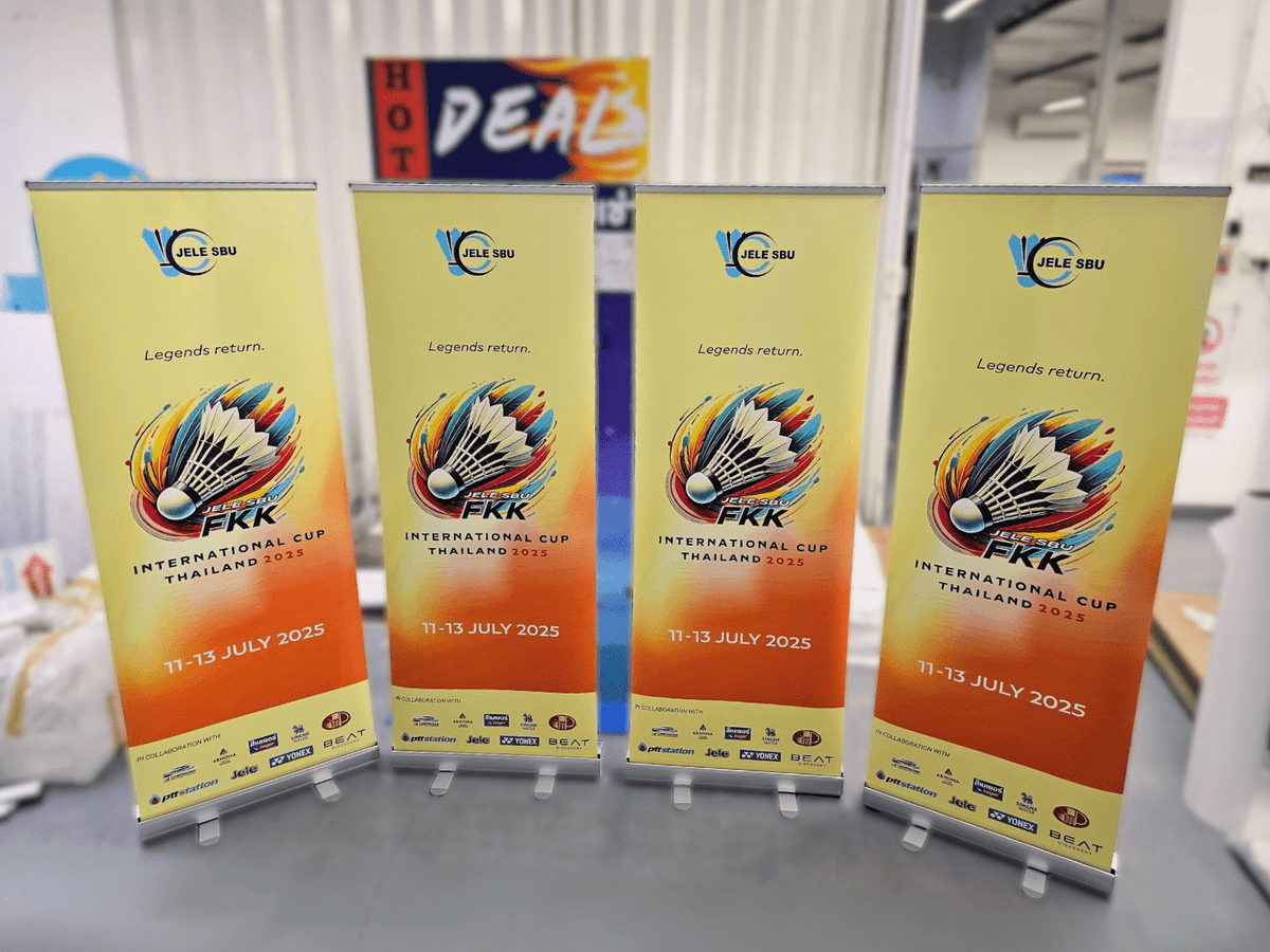 ป้าย Roll Up สำหรับออกบูธ งานแสดงสินค้า และโปรโมทร้านค้า Roll Up Printing ป้ายโฆษณาพร้อมโลโก้และข้อความโปรโมต