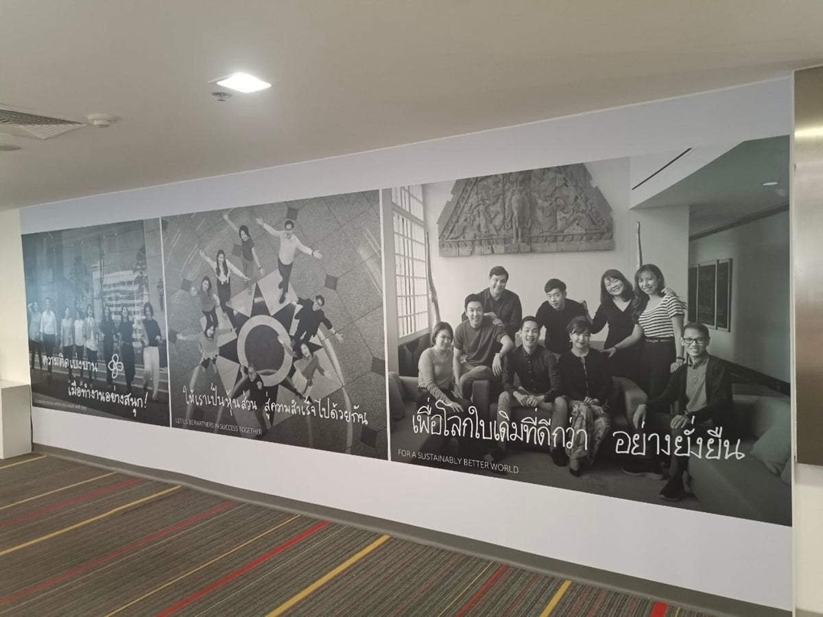 สติ๊กเกอร์ติดผนังเบา น้ำหนักเบา พิมพ์คมชัด เหมาะสำหรับงานตกแต่งบูธ ออฟฟิศ และร้านค้า