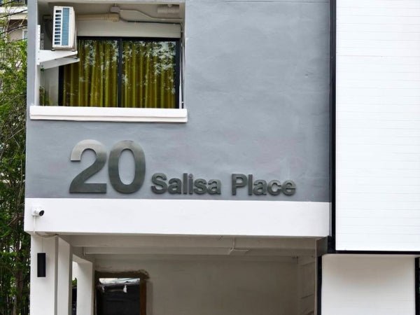 ป้ายคอนโดมิเนียม ดีไซน์ทันสมัย ทนแดดฝน เหมาะสำหรับโครงการที่อยู่อาศัยและอาคารชุดพักอาศัย