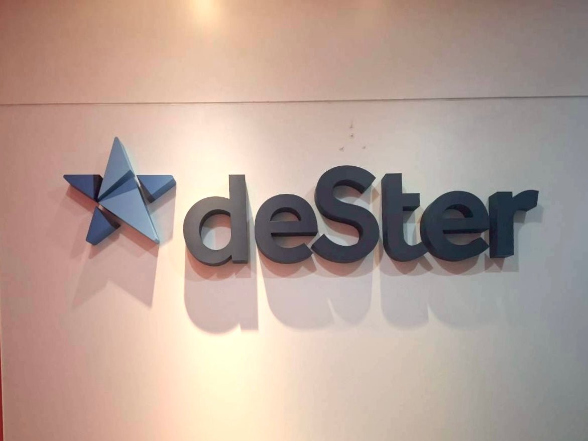 โลโก้ Dester สีเทา 3 มิติ ดาวสีน้ำเงิน ป้ายบริษัทอักษรโลหะทำสี