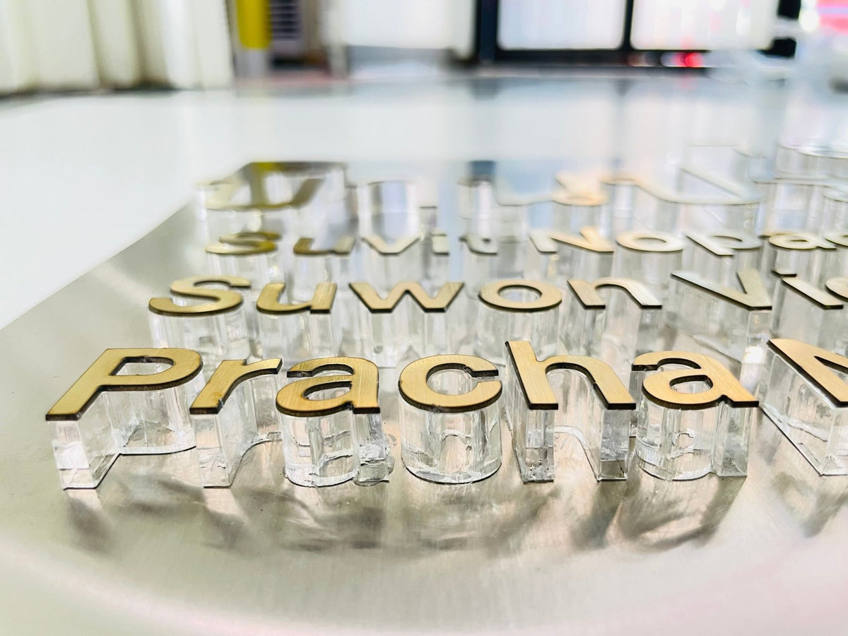 ป้ายอะคริลิคนูน ขอบใส ดีไซน์หรูหรา พิมพ์คมชัด แข็งแรงทนทาน เหมาะสำหรับป้ายบริษัท ป้ายร้านค้า และงานตกแต่งอาคาร