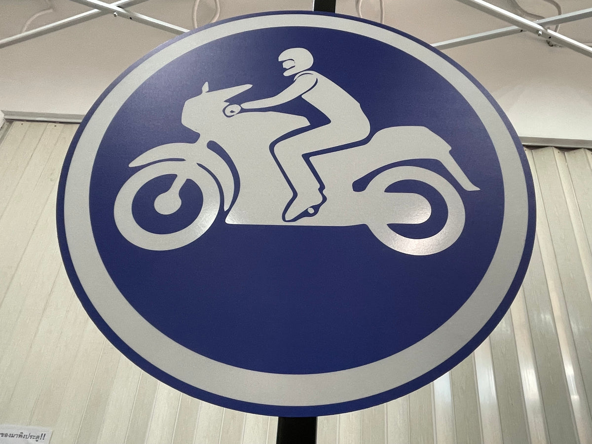 ป้ายจราจรสะท้อนแสง มองเห็นชัดเจนกลางคืน เหมาะสำหรับถนน ทางหลวง และพื้นที่จราจร