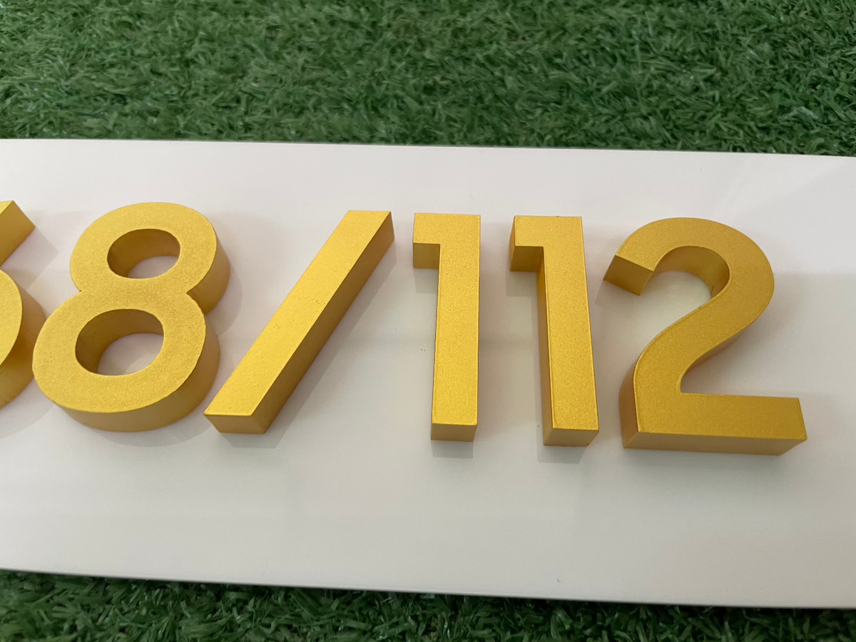 ป้ายอักษร พ่นสีทอง - Octopus Media Solutions ป้ายทำสี อักษรนูน Signage