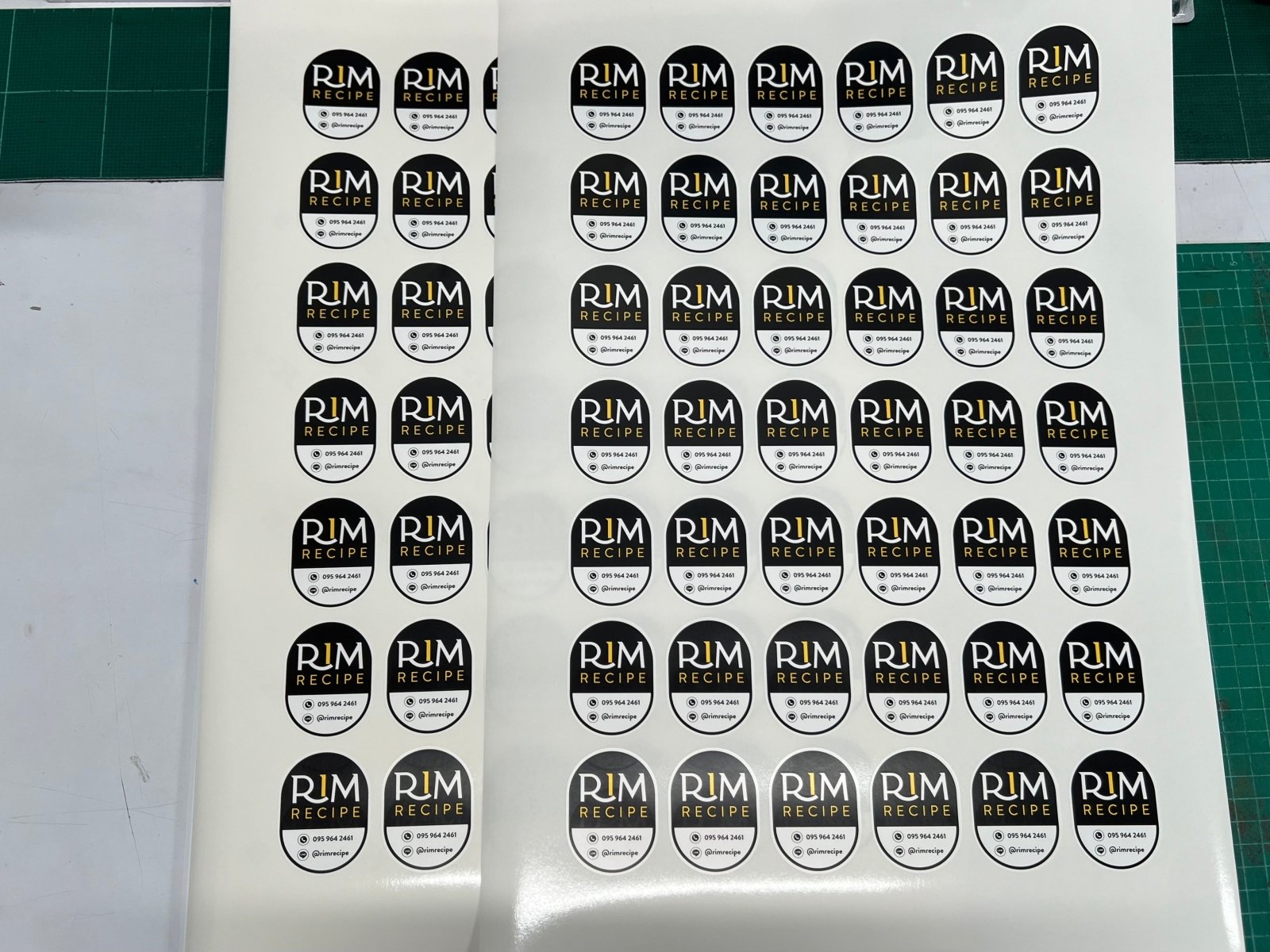 ฉลากสติ๊กเกอร์กันน้ำ PP สติ๊กเกอร์ไดคัท พิมพ์คมชัด ทนทาน กันน้ำ เหมาะสำหรับติดบรรจุภัณฑ์ สินค้า และงานโปรโมชัน