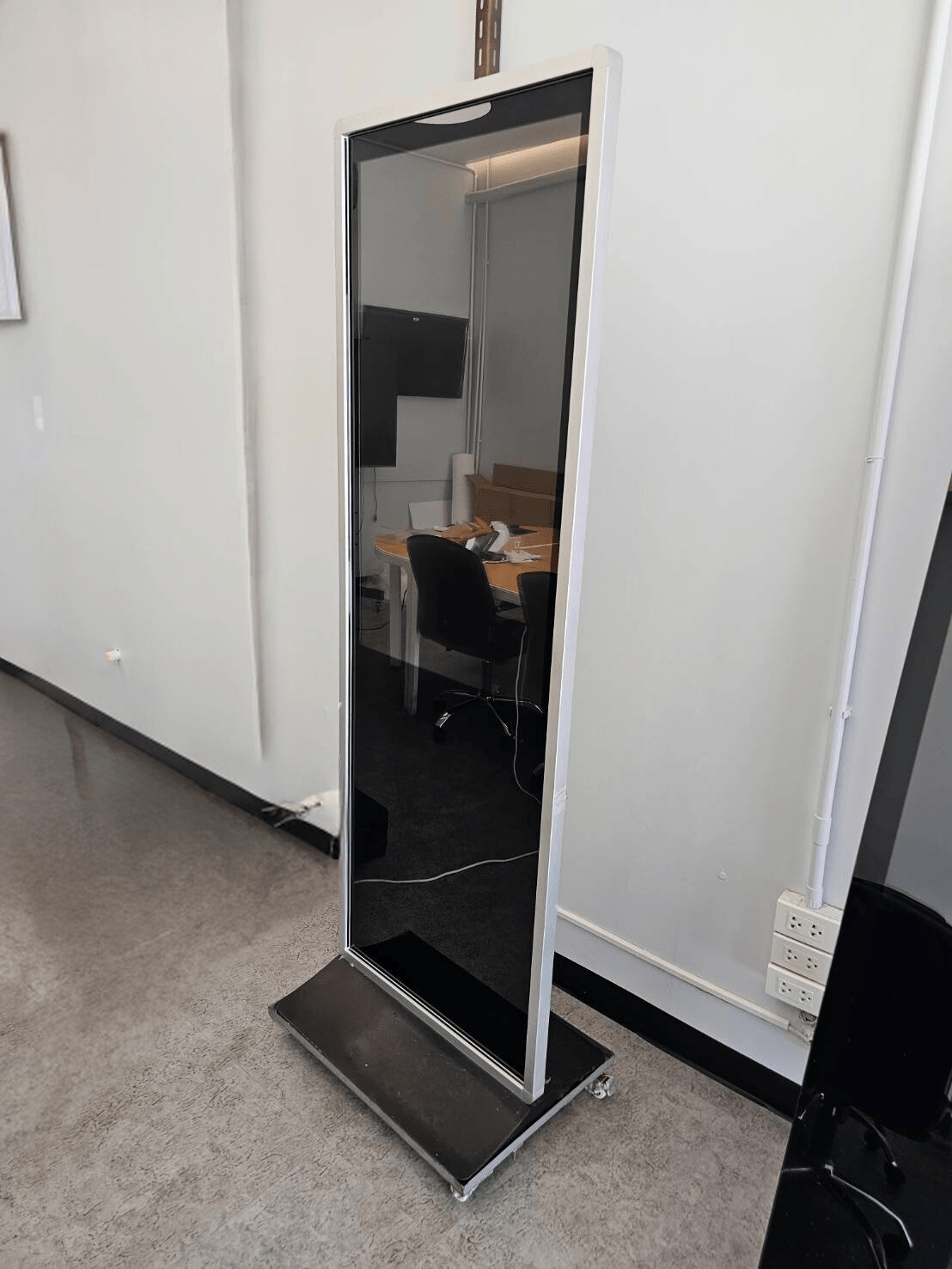 Kiosk Display ป้ายตั้งโฆษณาดิจิตอล - Octopus Media Solutions ส่วนประกอบภายในบูธ Digital Signage