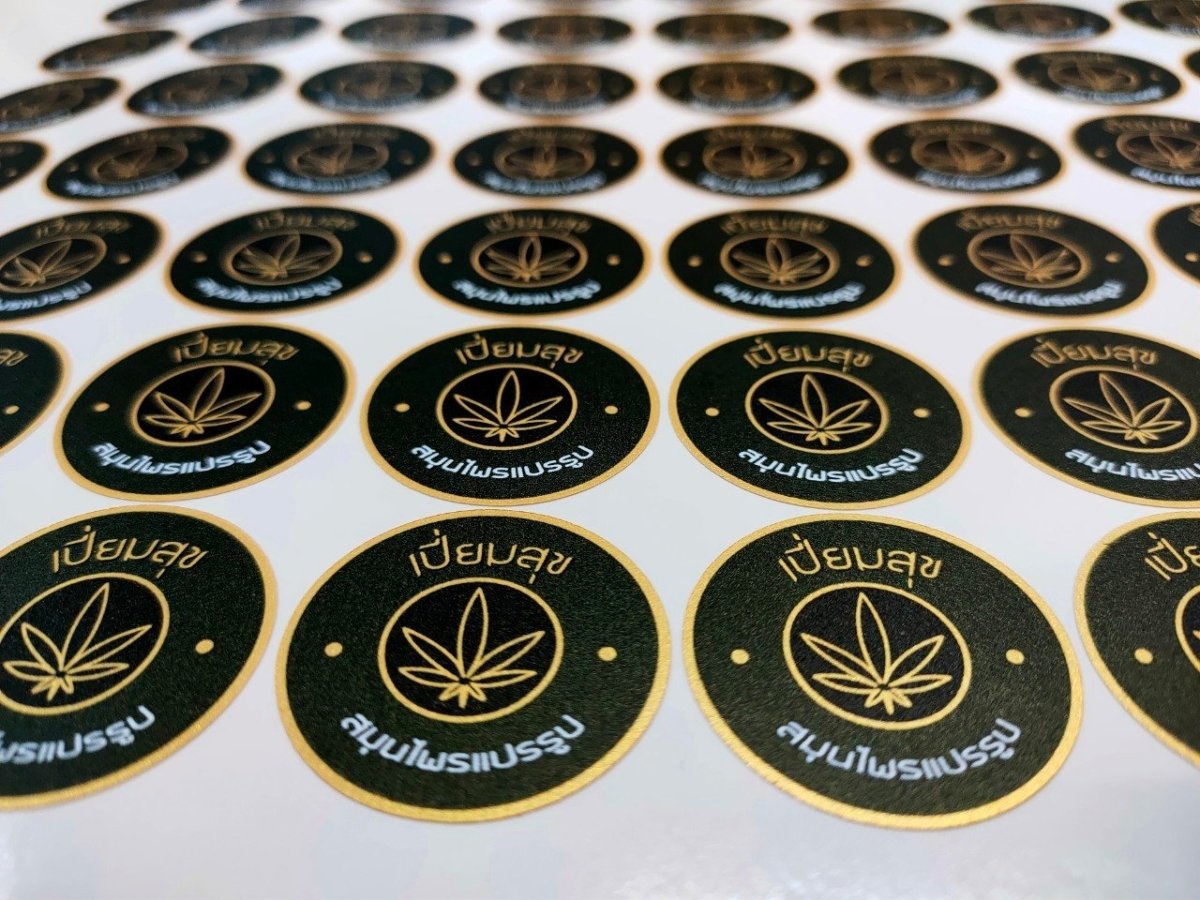 สติ๊กเกอร์ฉลากสินค้า สีทอง สีเงิน พิมพ์หรูหรา เพิ่มมูลค่าแบรนด์ เหมาะสำหรับบรรจุภัณฑ์ สินค้าพรีเมียม และงานโปรโมชัน