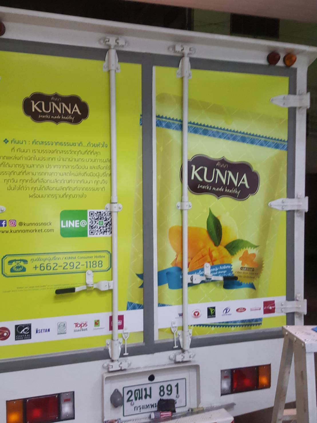 สติ๊กเกอร์ติดรถ Car Wrap แร็ปสติ๊กเกอร์ วัสดุคุณภาพสูง 3M พิมพ์คมชัด ติดทนทาน เหมาะสำหรับโฆษณาและตกแต่งรถทุกประเภท