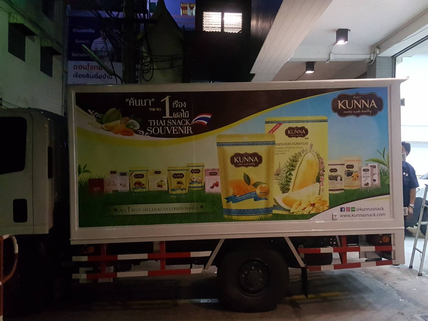 สติ๊กเกอร์ติดรถ Car Wrap แร็ปสติ๊กเกอร์ วัสดุคุณภาพสูง 3M พิมพ์คมชัด ติดทนทาน เหมาะสำหรับโฆษณาและตกแต่งรถทุกประเภท