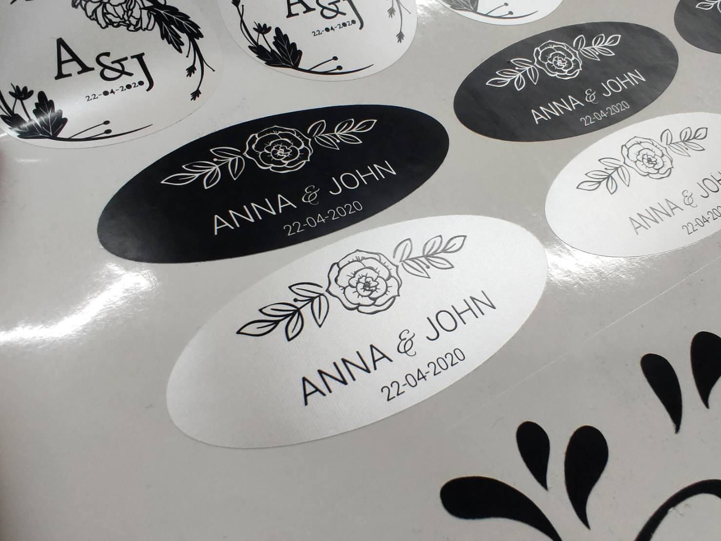 สติ๊กเกอร์ฉลากสินค้า สีทอง สีเงิน พิมพ์หรูหรา เพิ่มมูลค่าแบรนด์ เหมาะสำหรับบรรจุภัณฑ์ สินค้าพรีเมียม และงานโปรโมชัน