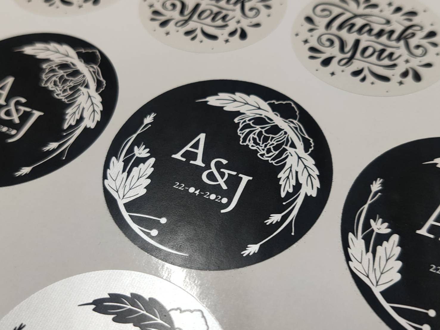 สติ๊กเกอร์ฉลากสินค้า สีทอง สีเงิน พิมพ์หรูหรา เพิ่มมูลค่าแบรนด์ เหมาะสำหรับบรรจุภัณฑ์ สินค้าพรีเมียม และงานโปรโมชัน