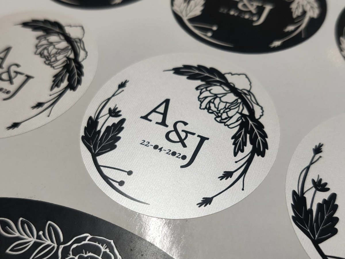 สติ๊กเกอร์ฉลากสินค้า สีทอง สีเงิน พิมพ์หรูหรา เพิ่มมูลค่าแบรนด์ เหมาะสำหรับบรรจุภัณฑ์ สินค้าพรีเมียม และงานโปรโมชัน