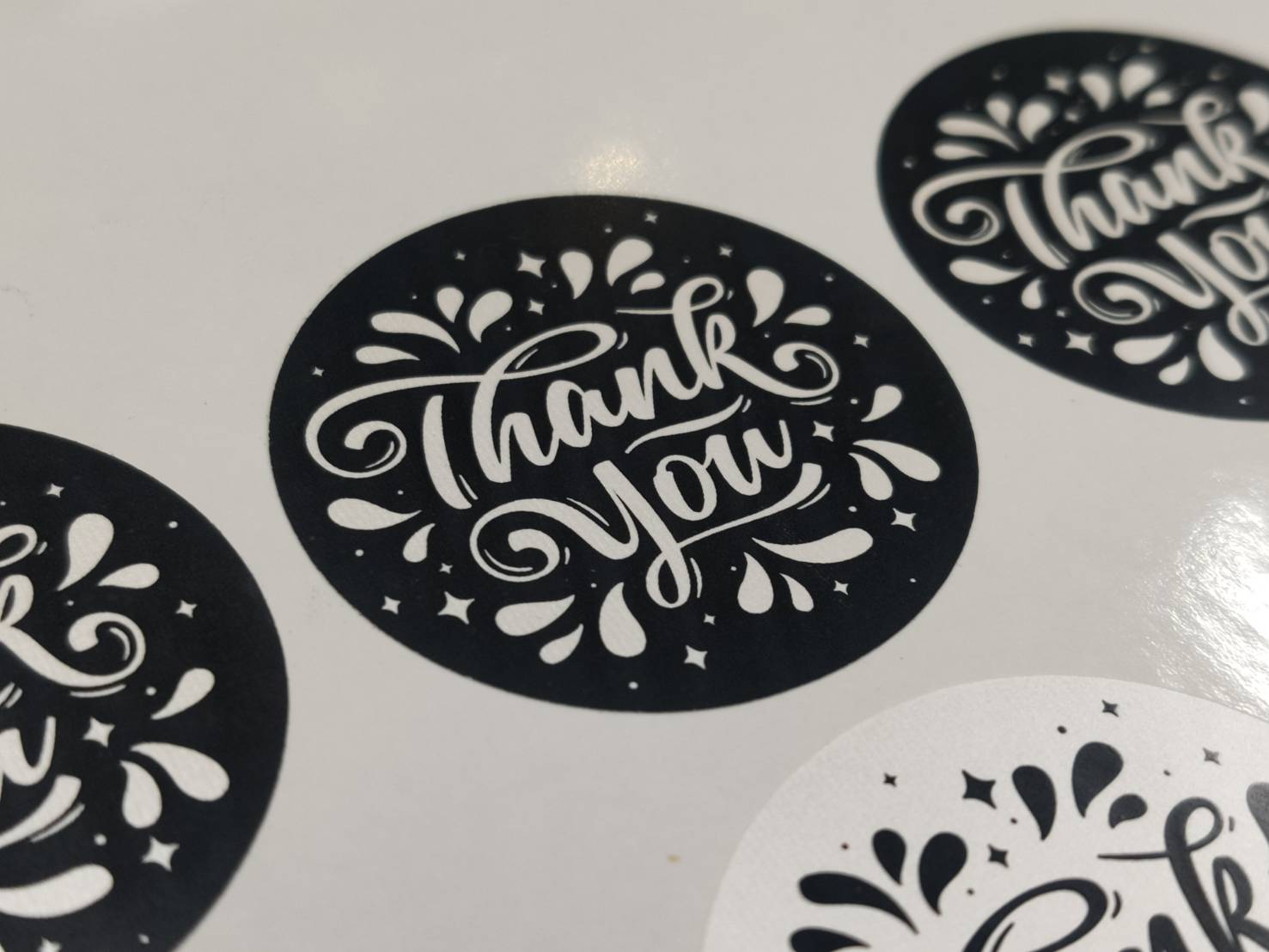 สติ๊กเกอร์ฉลากสินค้า สีทอง สีเงิน พิมพ์หรูหรา เพิ่มมูลค่าแบรนด์ เหมาะสำหรับบรรจุภัณฑ์ สินค้าพรีเมียม และงานโปรโมชัน