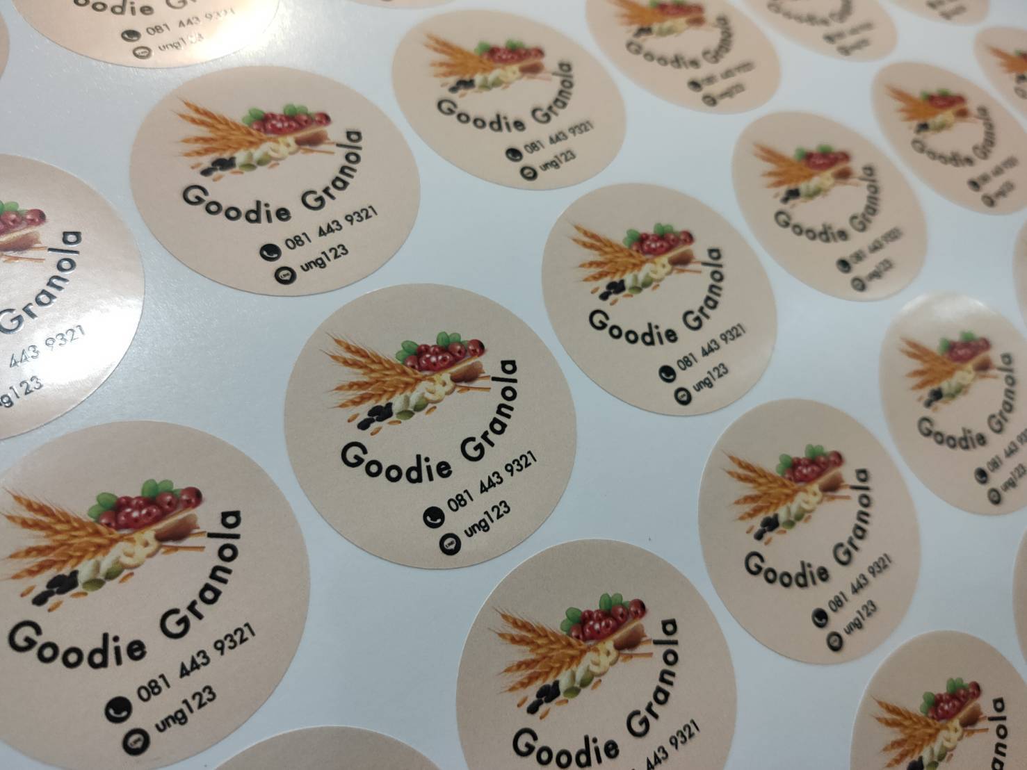 ฉลากสติ๊กเกอร์กันน้ำ PP สติ๊กเกอร์ไดคัท พิมพ์คมชัด ทนทาน กันน้ำ เหมาะสำหรับติดบรรจุภัณฑ์ สินค้า และงานโปรโมชัน