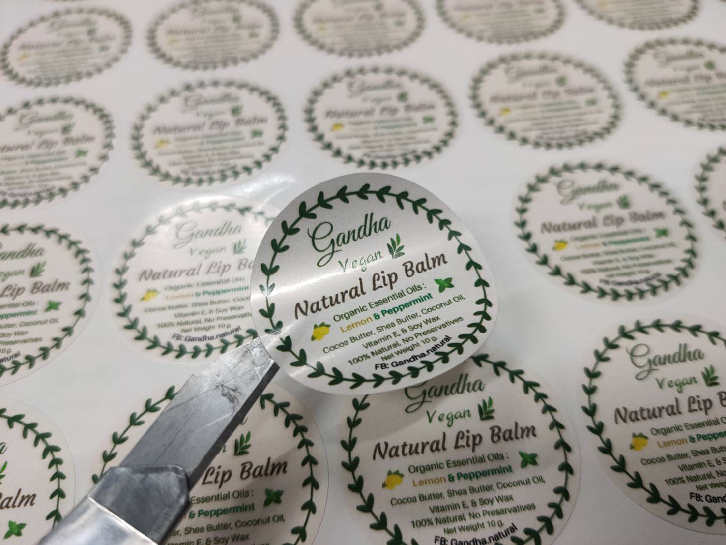 สติ๊กเกอร์ฉลากสินค้า สีทอง สีเงิน พิมพ์หรูหรา เพิ่มมูลค่าแบรนด์ เหมาะสำหรับบรรจุภัณฑ์ สินค้าพรีเมียม และงานโปรโมชัน