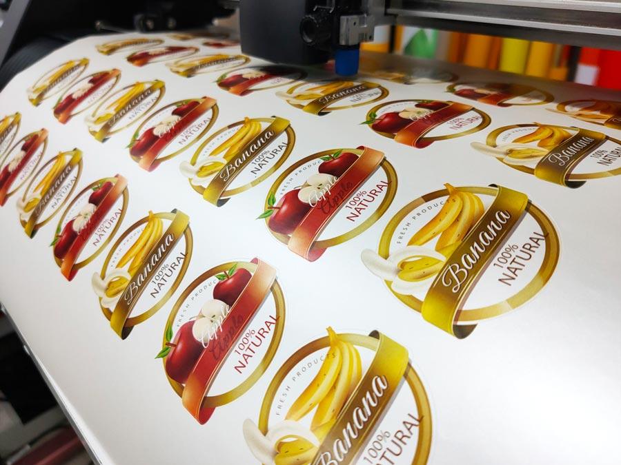 สติ๊กเกอร์ฉลากสินค้า สีทอง สีเงิน พิมพ์หรูหรา เพิ่มมูลค่าแบรนด์ เหมาะสำหรับบรรจุภัณฑ์ สินค้าพรีเมียม และงานโปรโมชัน