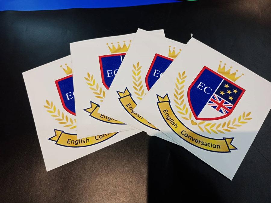 สติ๊กเกอร์พิมพ์ลายพร้อมตัดเป็นดวงๆ