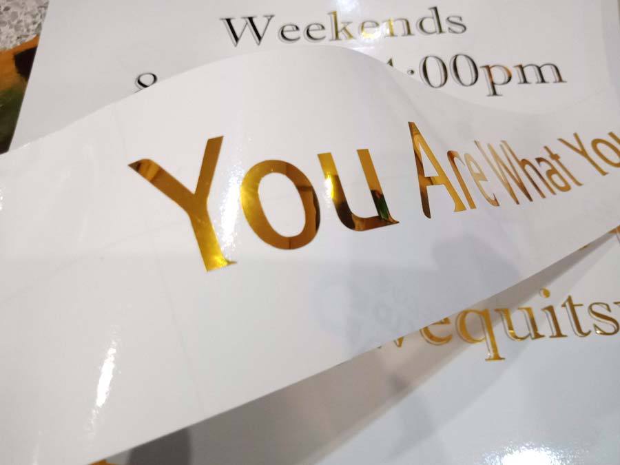 สติ๊กเกอร์ฉลากสินค้า สีทอง สีเงิน พิมพ์หรูหรา เพิ่มมูลค่าแบรนด์ เหมาะสำหรับบรรจุภัณฑ์ สินค้าพรีเมียม และงานโปรโมชัน