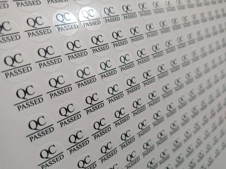 ฉลากสติ๊กเกอร์กันน้ำ PP สติ๊กเกอร์ไดคัท พิมพ์คมชัด ทนทาน กันน้ำ เหมาะสำหรับติดบรรจุภัณฑ์ สินค้า และงานโปรโมชัน