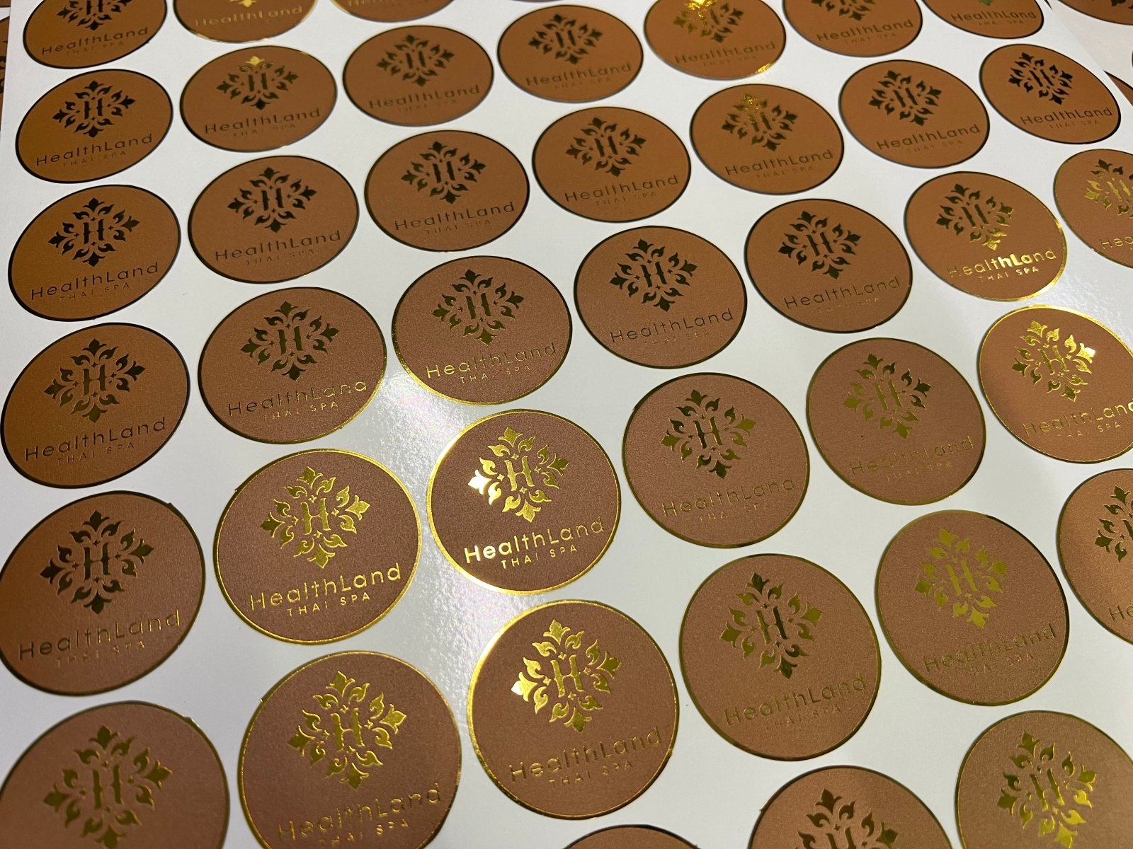 สติ๊กเกอร์ฉลากสินค้า สีทอง สีเงิน พิมพ์หรูหรา เพิ่มมูลค่าแบรนด์ เหมาะสำหรับบรรจุภัณฑ์ สินค้าพรีเมียม และงานโปรโมชัน