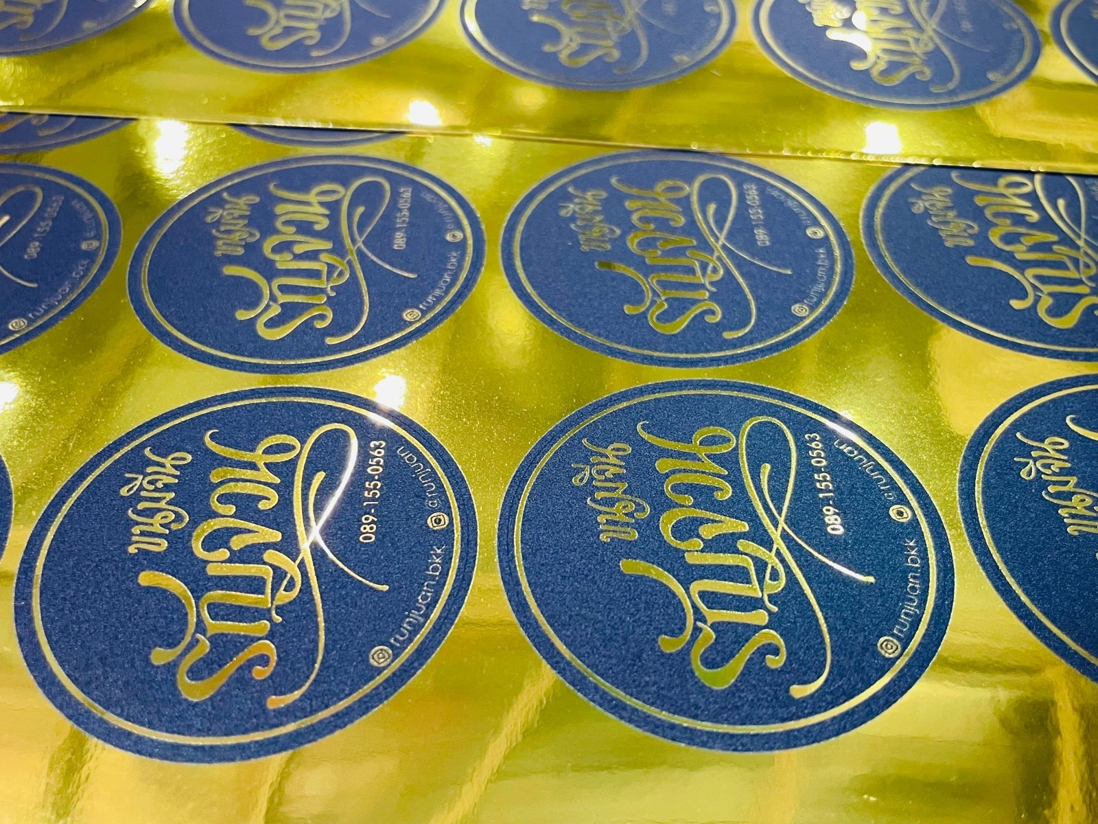 สติ๊กเกอร์ฉลากสินค้า สีทอง สีเงิน พิมพ์หรูหรา เพิ่มมูลค่าแบรนด์ เหมาะสำหรับบรรจุภัณฑ์ สินค้าพรีเมียม และงานโปรโมชัน