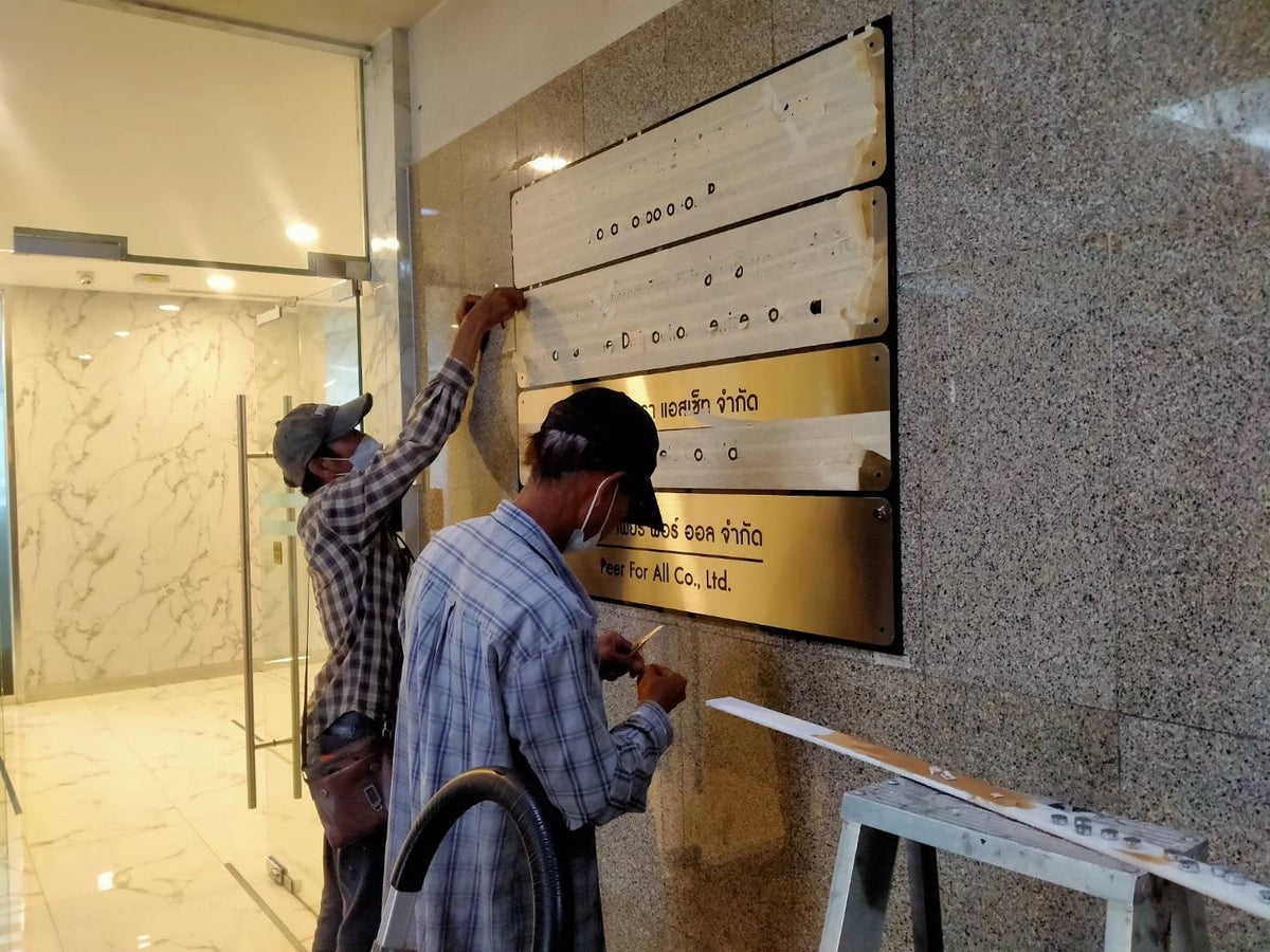 ป้ายชื่อบริษัท หลังอะคริลิคดำทับหน้าสแตนเลสฉลุเลเซอร์ - Octopus Media Solutions