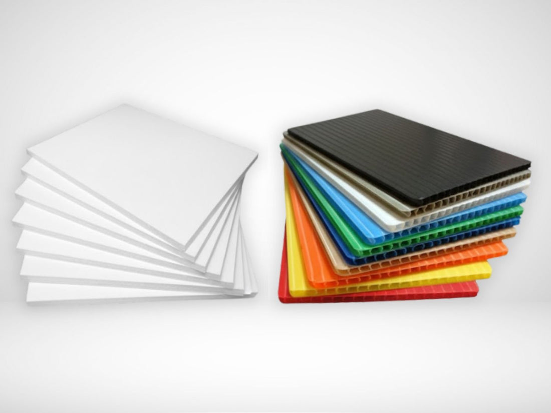 กองแผ่นพลาสติกคอร์ฟลูทสีสันสดใส แดง เหลือง เขียว น้ำเงิน ดำ