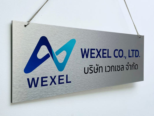 พื้นผิวโลหะสีเทาเข้มลายแฮร์ไลน์เรืองแสงชมพูอ่อนขอบ