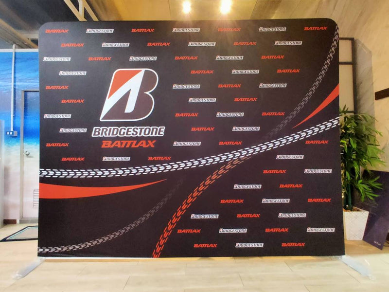 พื้นหลังแบรนด์ Bridgestone Battlax สีดำส้มลายยาง