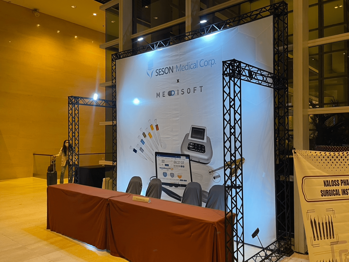 แบนเนอร์โปรโมชั่นสีขาวของ Seson Medical Corp. ในบทความโครง Truss สำหรับ Backdrop อีเวนต์
