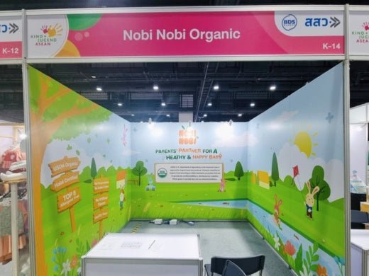 บูธสีเขียวขาวสดใส ธีมธรรมชาติการ์ตูน ส่งเสริมผลิตภัณฑ์สุขภาพออร์แกนิก