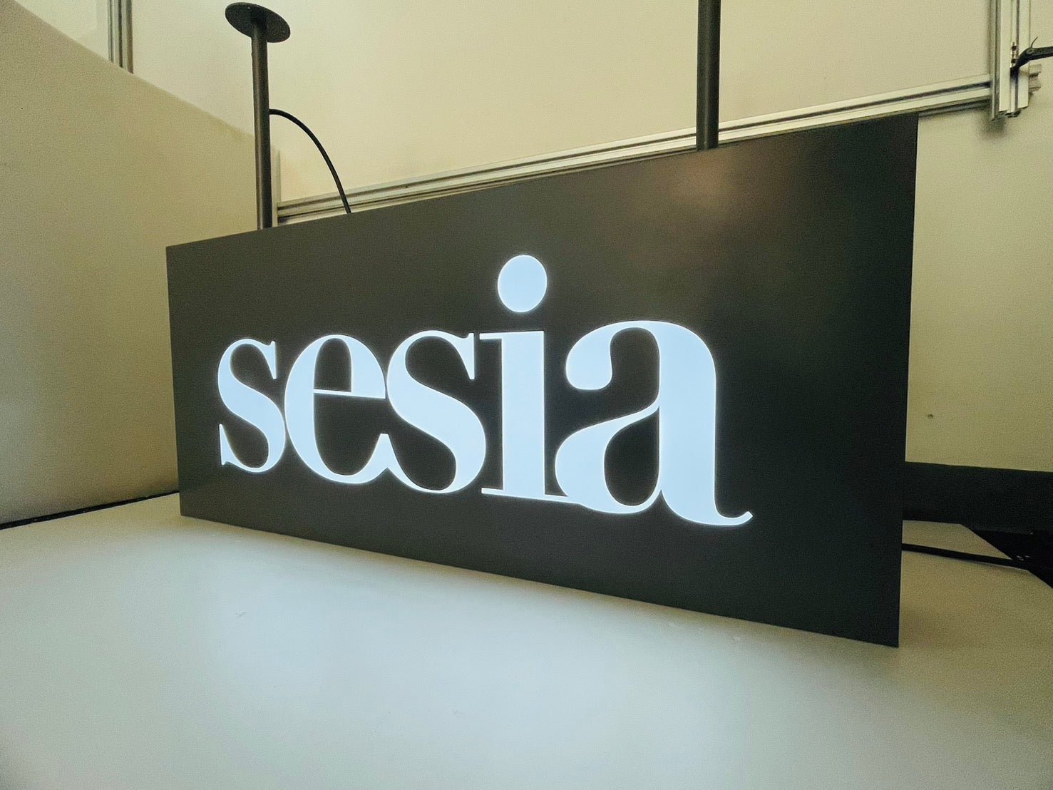 งานป้ายฉลุ เลเซอร์ตัดคมชัด ดีไซน์สวยงาม เหมาะสำหรับตกแต่งร้าน อาคาร และป้ายสัญลักษณ์ต่าง ๆ