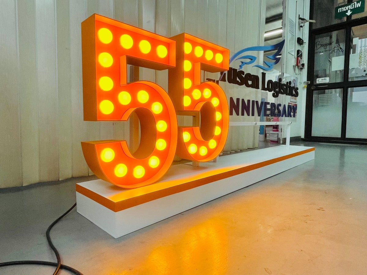 ป้ายโลโก้ตั้งพื้น และป้ายตั้งประกอบฉากถ่ายรูป ดีไซน์สวยสะดุดตา เหมาะสำหรับงานอีเวนต์ งานเปิดตัวสินค้า และการโปรโมทร้านค้า