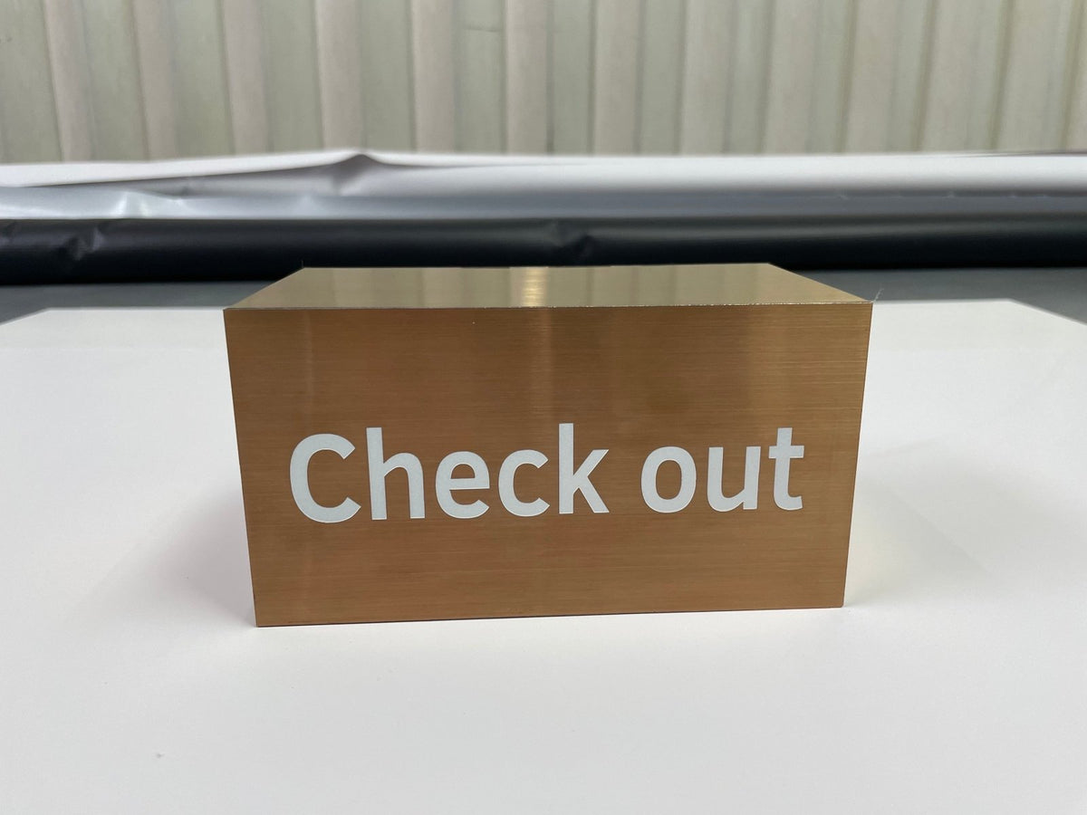 ป้ายสแตนเลส คอปเปอร์ แฮร์ไลน์ โทนทองแดงหรูหรา ทนทาน เหมาะสำหรับป้ายองค์กรและอาคารพาณิชย์