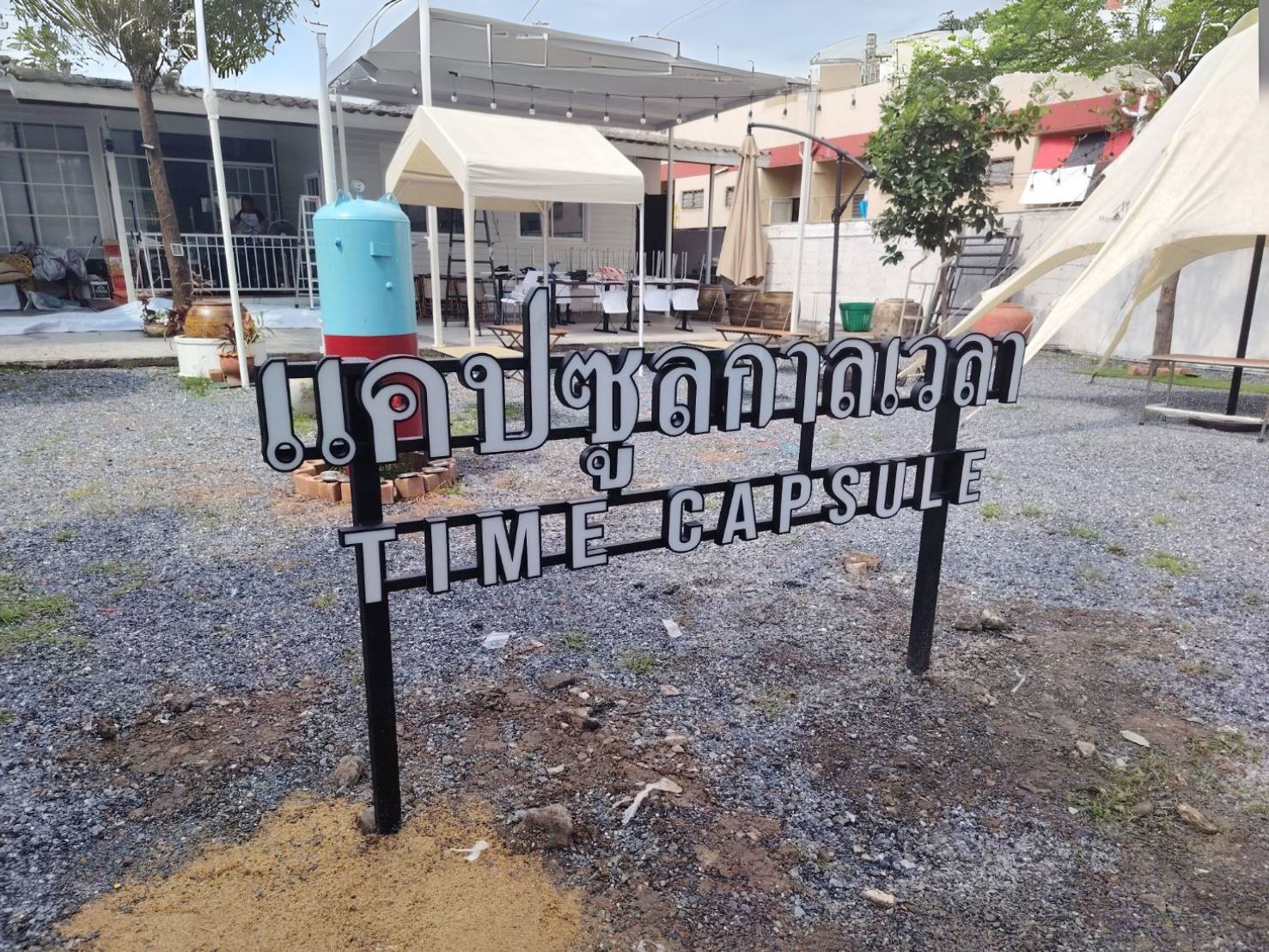 ป้ายเสาคู่ ดีไซน์แข็งแรง ทนทาน เหมาะสำหรับป้ายโครงการ ป้ายหมู่บ้าน และป้ายองค์กร