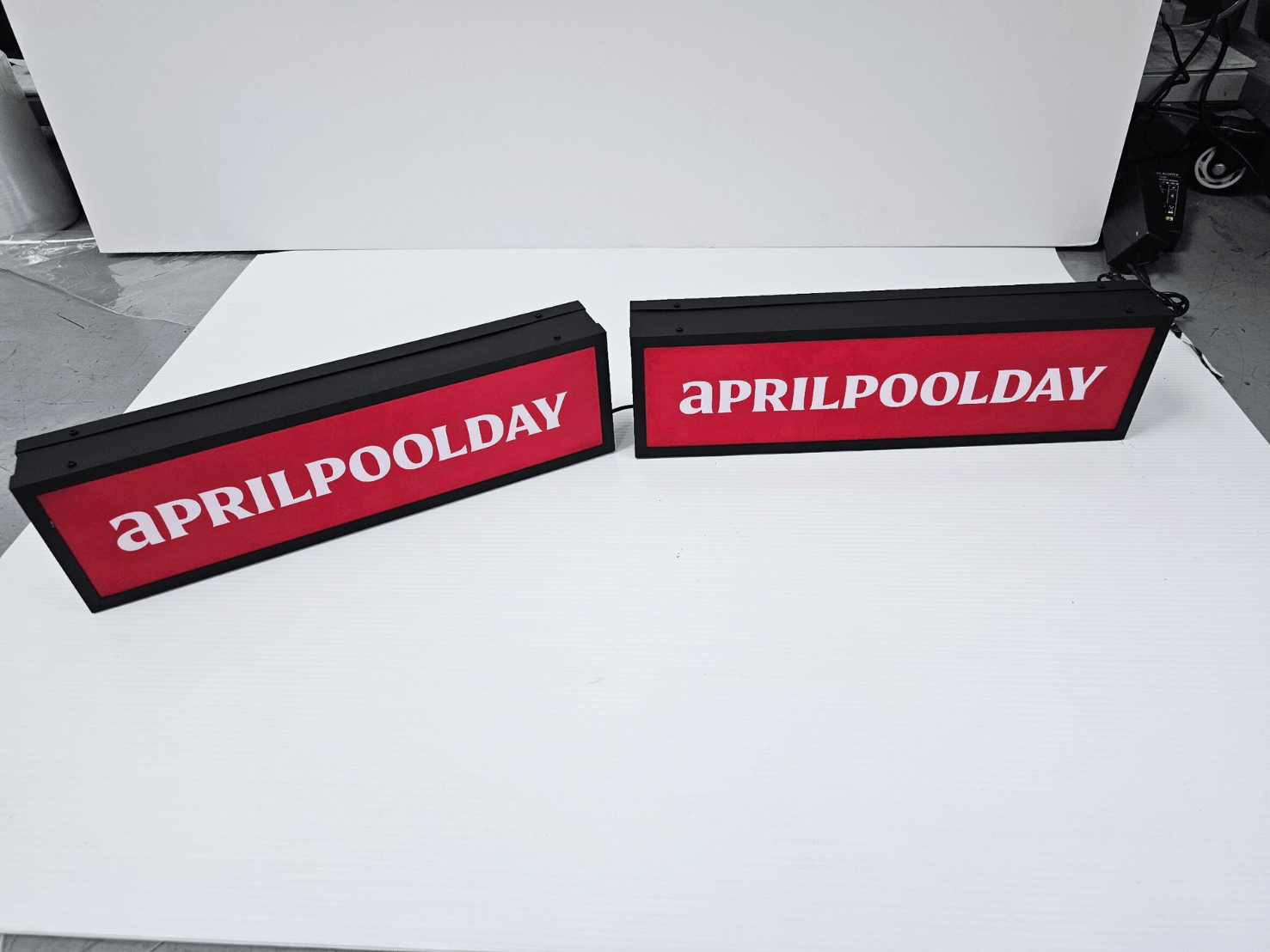 กล่องไฟอะคริลิค ไฟออกรอบป้าย ติดยื่นจากผนัง สว่างชัดเจน เหมาะสำหรับร้านค้าและป้ายหน้าร้าน