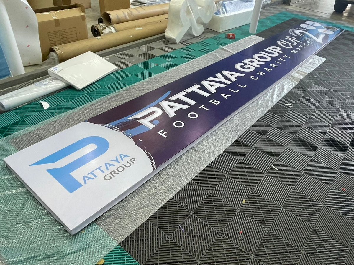 ป้ายไวนิลโครงไม้แสดงแบนเนอร์พัทยากลุ่มสีน้ำเงินขาว