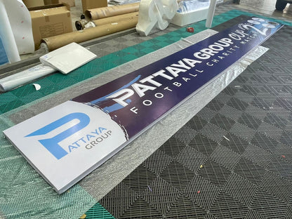 ป้ายไวนิลโครงไม้แสดงแบนเนอร์พัทยากลุ่มสีน้ำเงินขาว