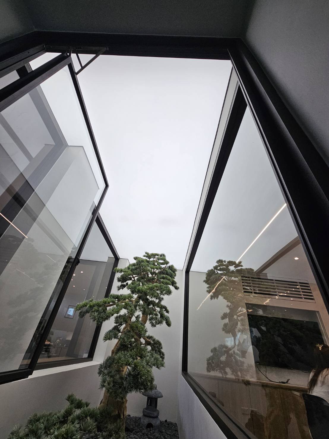 ฝ้ากล่องไฟผ้าบารีซอล Barrisol Stretched Ceiling กระจายแสงนุ่มนวล ดีไซน์หรูหรา เหมาะสำหรับออฟฟิศ ห้างสรรพสินค้า และโชว์รูม