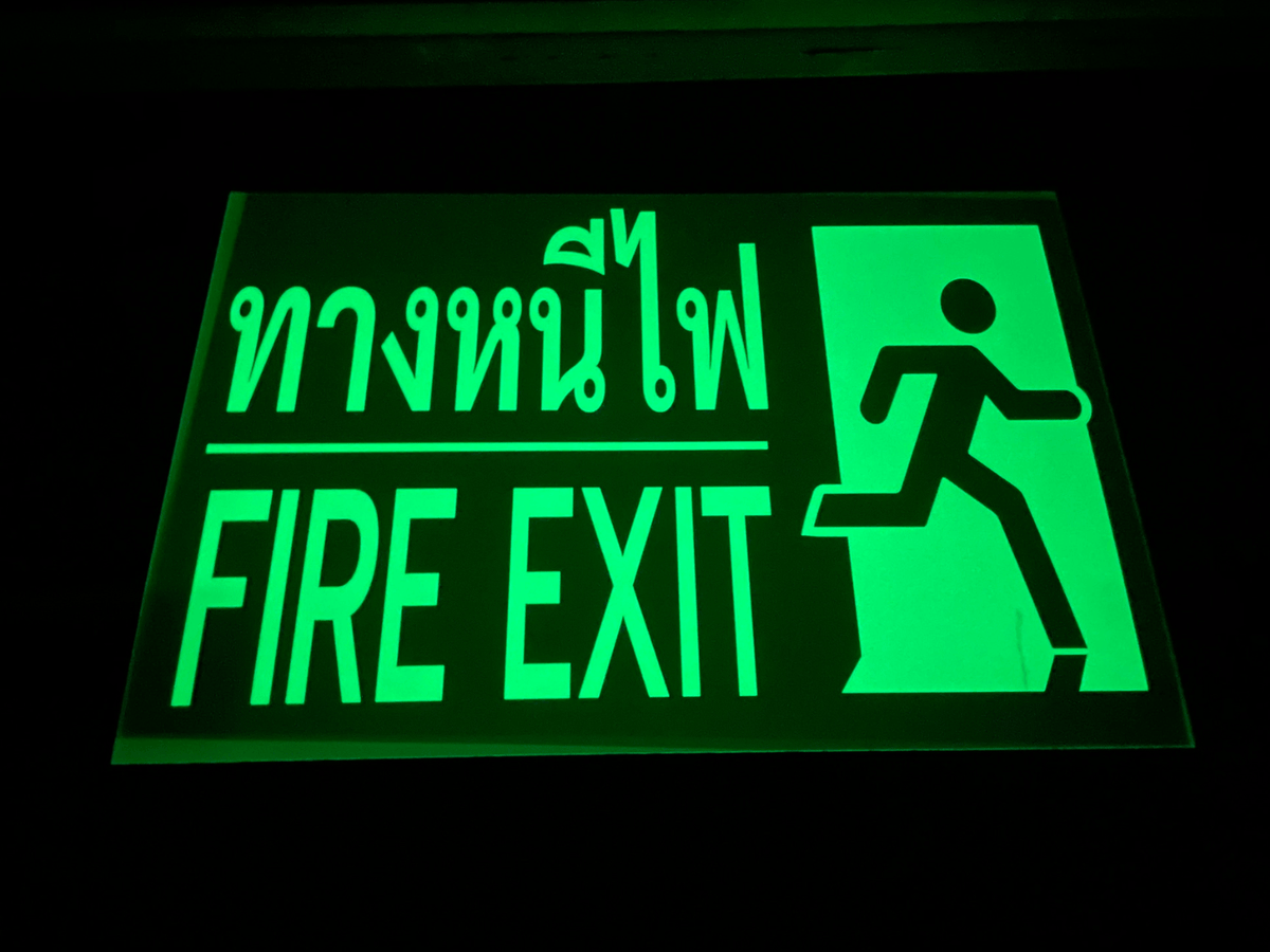 ป้ายหนีไฟ ตัวอักษรชัดเจน มาตรฐานความปลอดภัย เหมาะสำหรับอาคาร สำนักงาน และโรงงาน