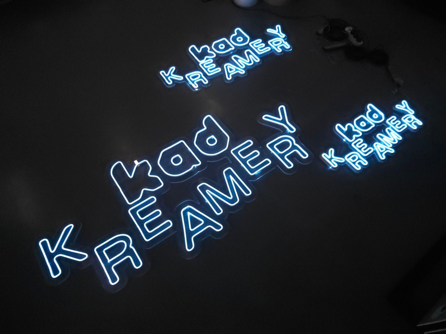 ป้ายไฟนีออน Neon Sign สีสันสดใส ดัดโค้งตามแบบ สวยงามสะดุดตา เหมาะสำหรับร้านอาหาร คาเฟ่ บาร์ และงานตกแต่ง