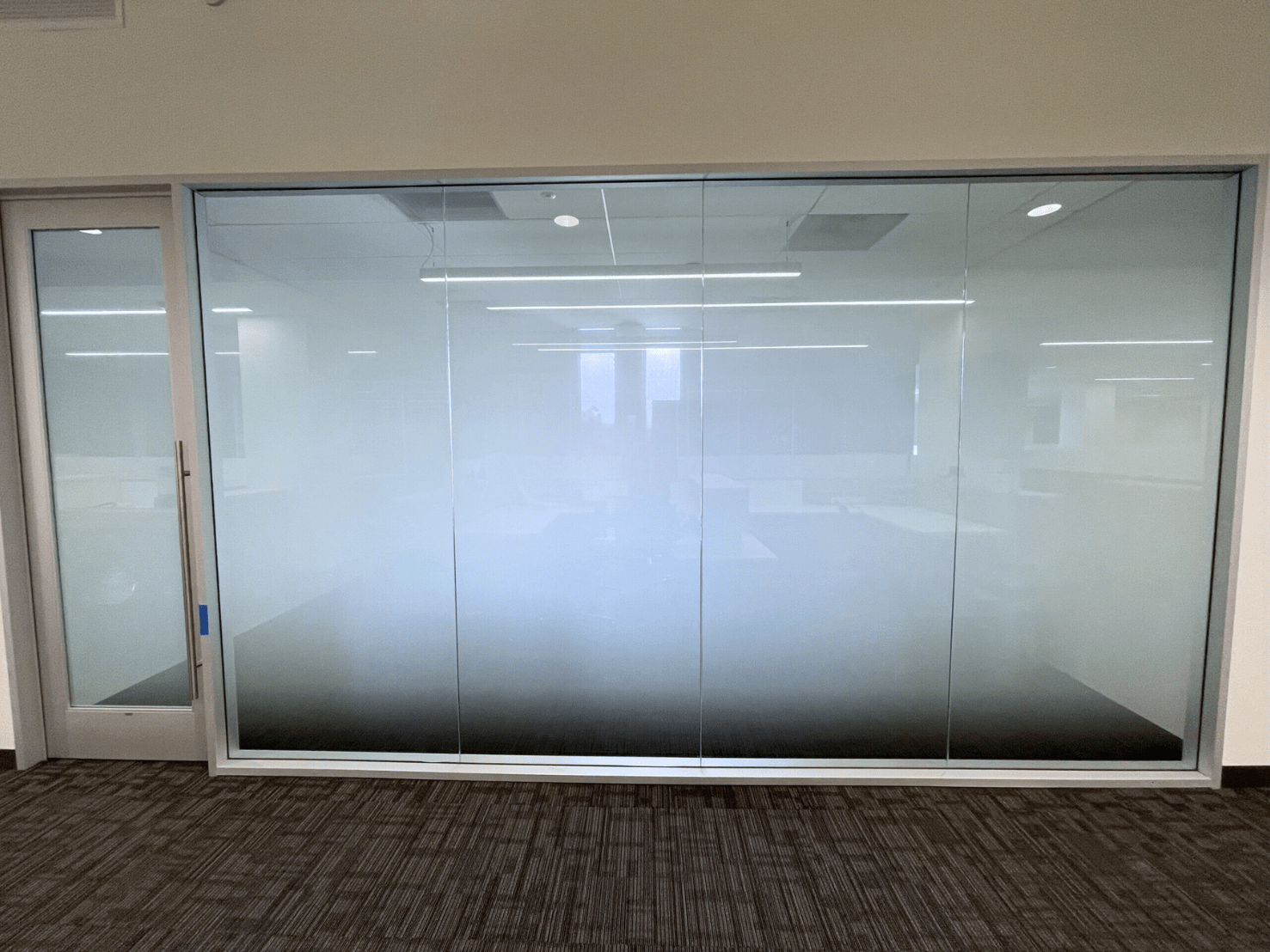 สติ๊กเกอร์ไล่เฉด Gradient Grain Pattern พิมพ์คมชัด เหมาะสำหรับตกแต่งผนัง กระจก และงานดีไซน์