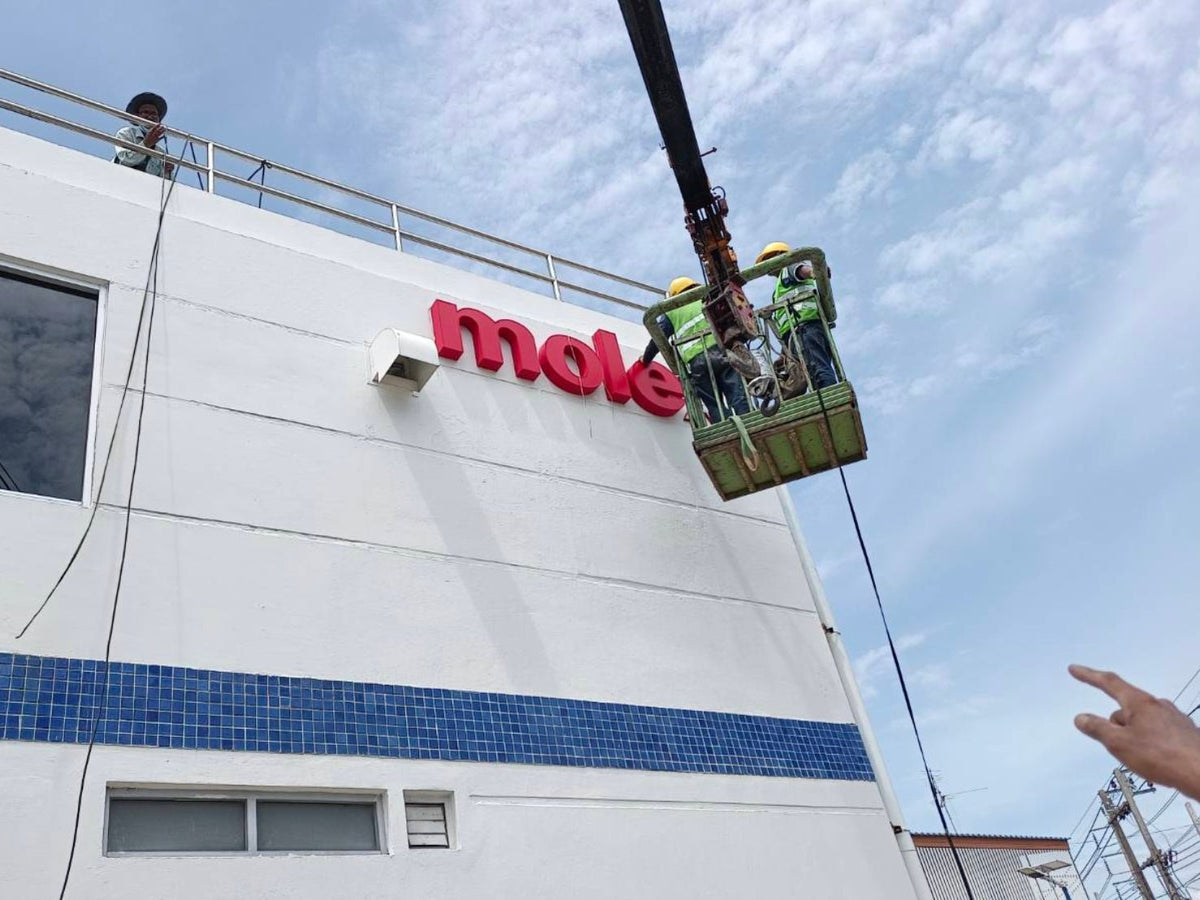 ติดตั้งป้าย รถเครน รถเฮี๊ยบ งานติดตั้งมืออาชีพ แข็งแรง ปลอดภัย เหมาะสำหรับป้ายอาคารและโครงการใหญ่