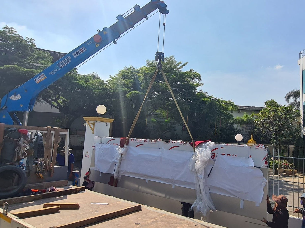 ติดตั้งป้าย รถเครน รถเฮี๊ยบ งานติดตั้งมืออาชีพ แข็งแรง ปลอดภัย เหมาะสำหรับป้ายอาคารและโครงการใหญ่