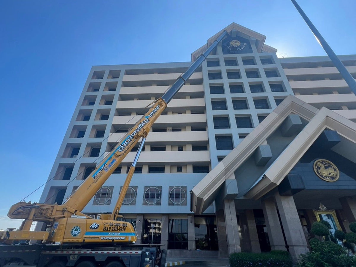 ติดตั้งป้าย รถเครน รถเฮี๊ยบ งานติดตั้งมืออาชีพ แข็งแรง ปลอดภัย เหมาะสำหรับป้ายอาคารและโครงการใหญ่